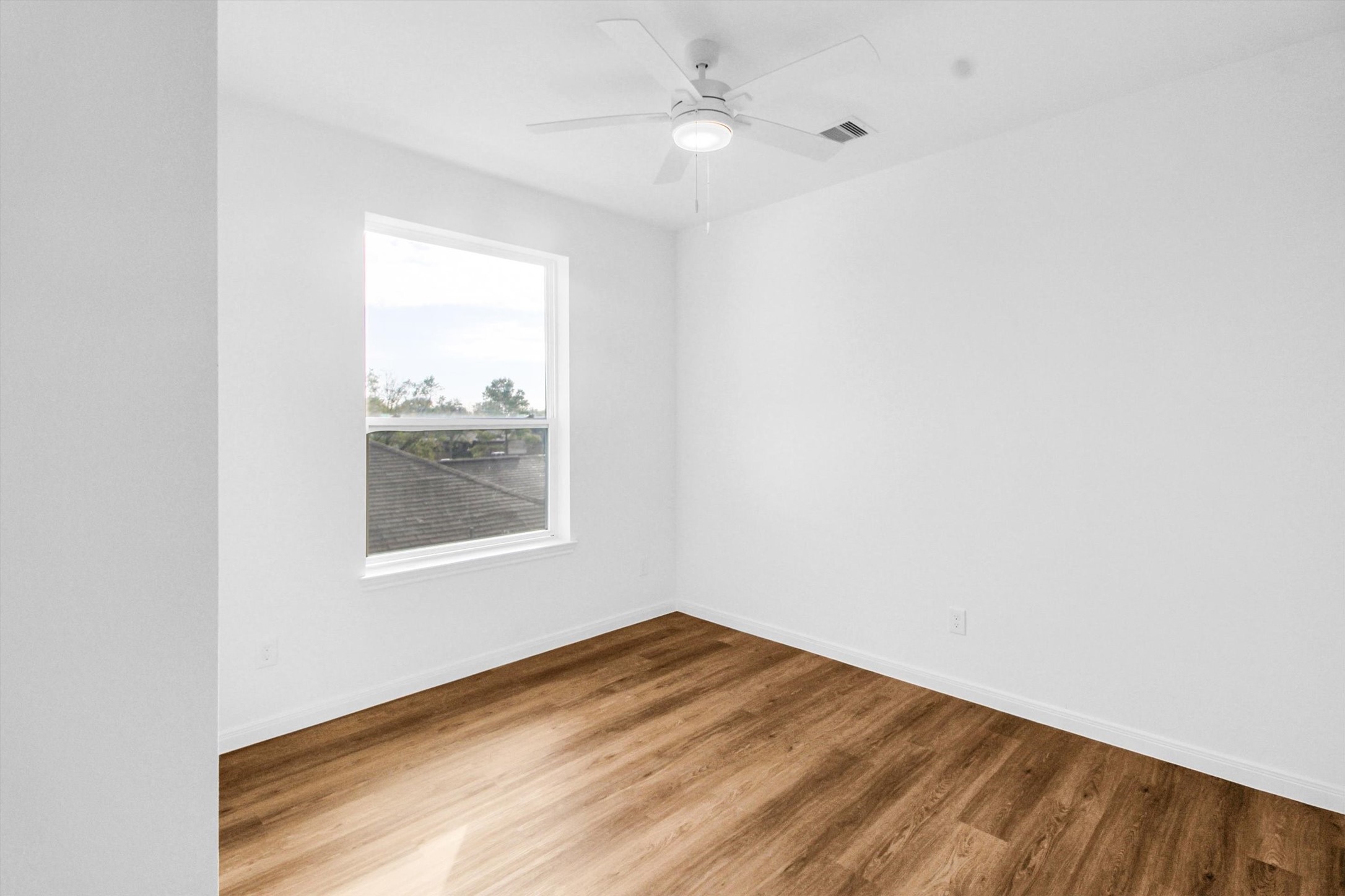 5323 Rue Street Houston, TX 77033 - Photo 25 of 34 an empty room with a window
