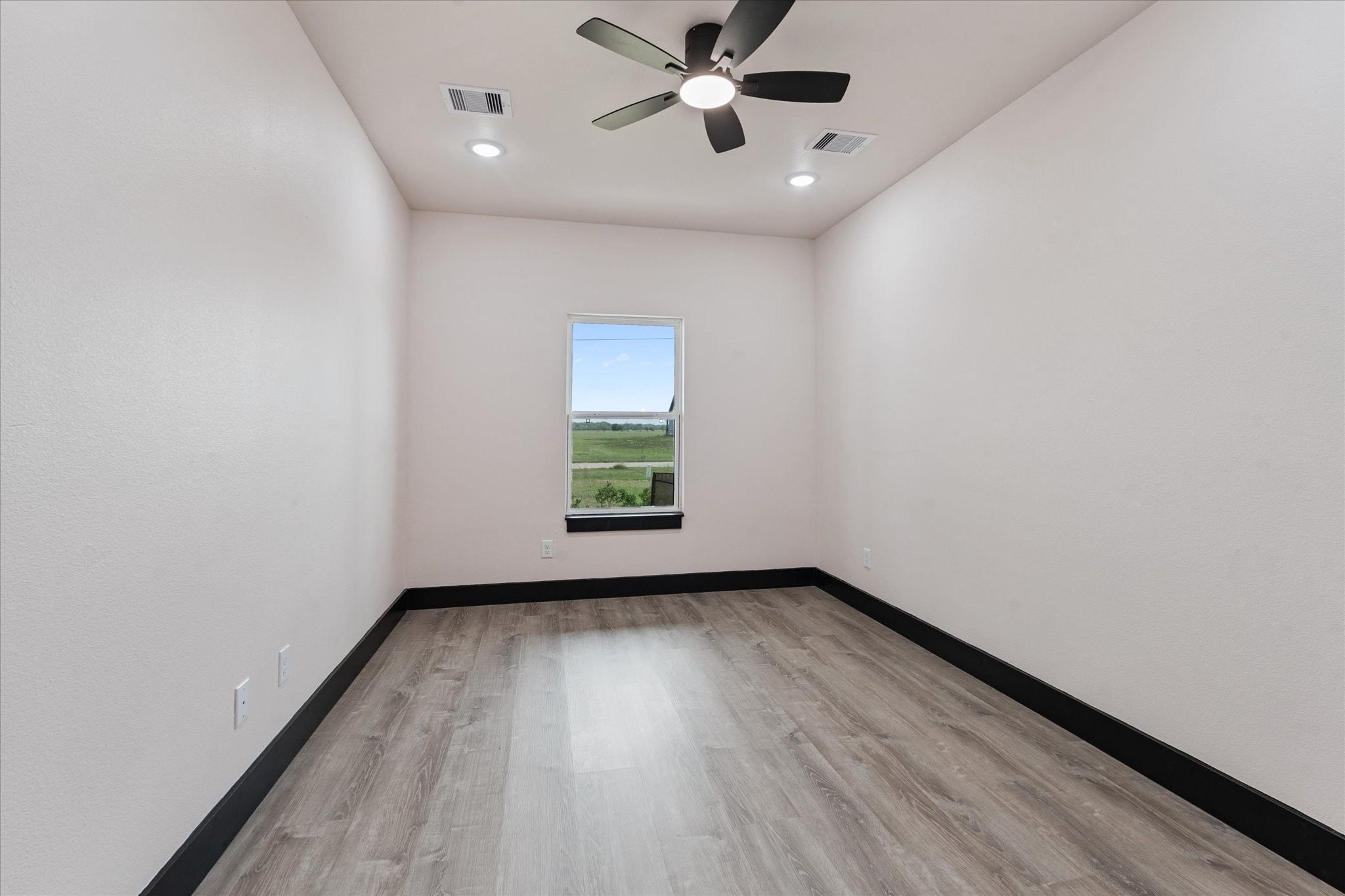 447 Sunset Trail Angleton, TX 77515 - Photo 8 of 41 Junior Suite