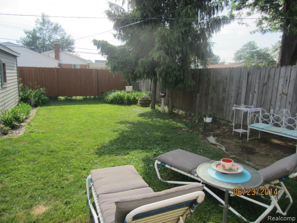 29062 Springstead Street Rockwood, MI 48173 - Photo 6 of 26 fenced yard