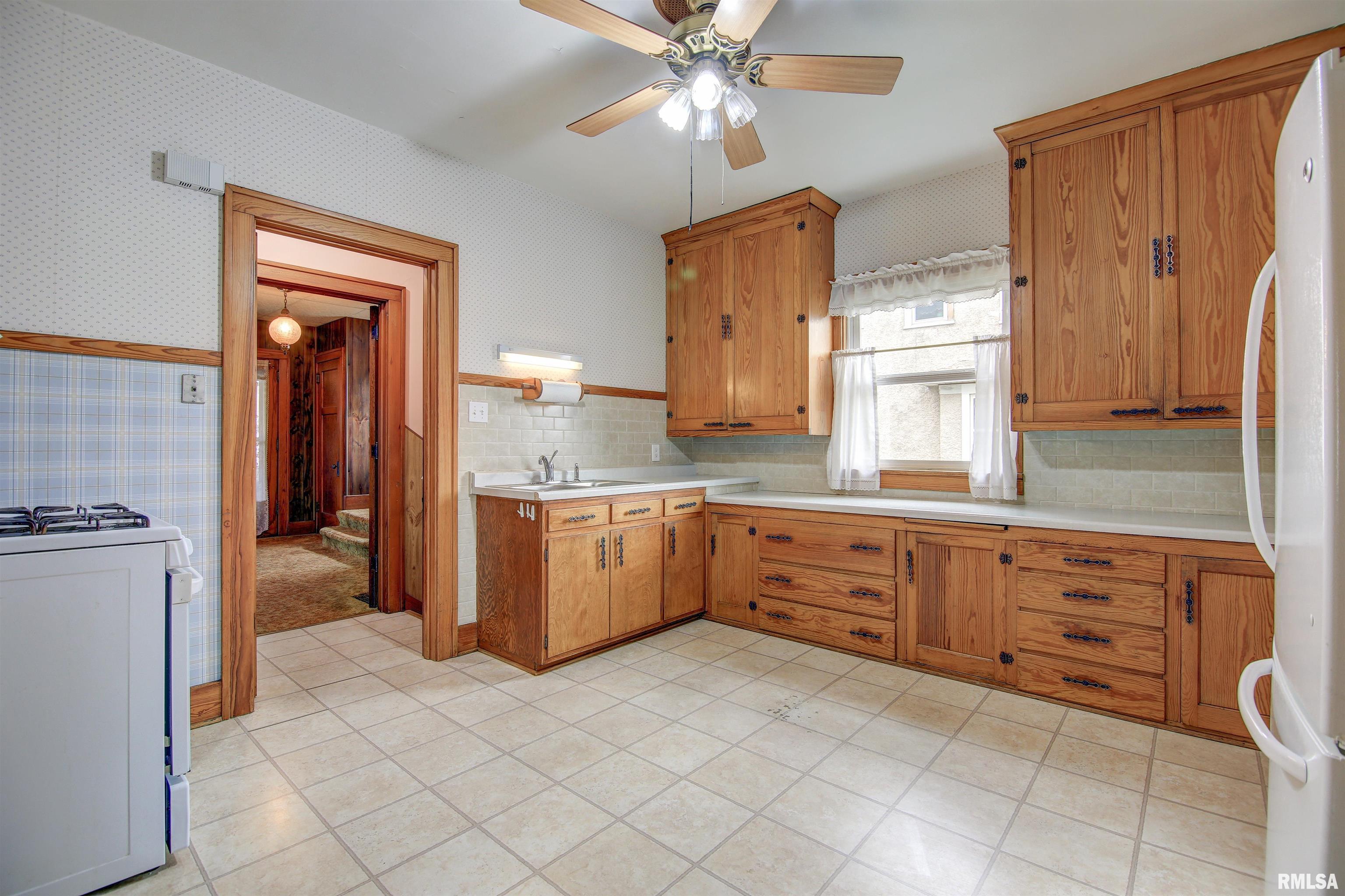 1503 Pershing Boulevard Clinton, IA 52732 - Photo 5 of 27 Gallery Image 5