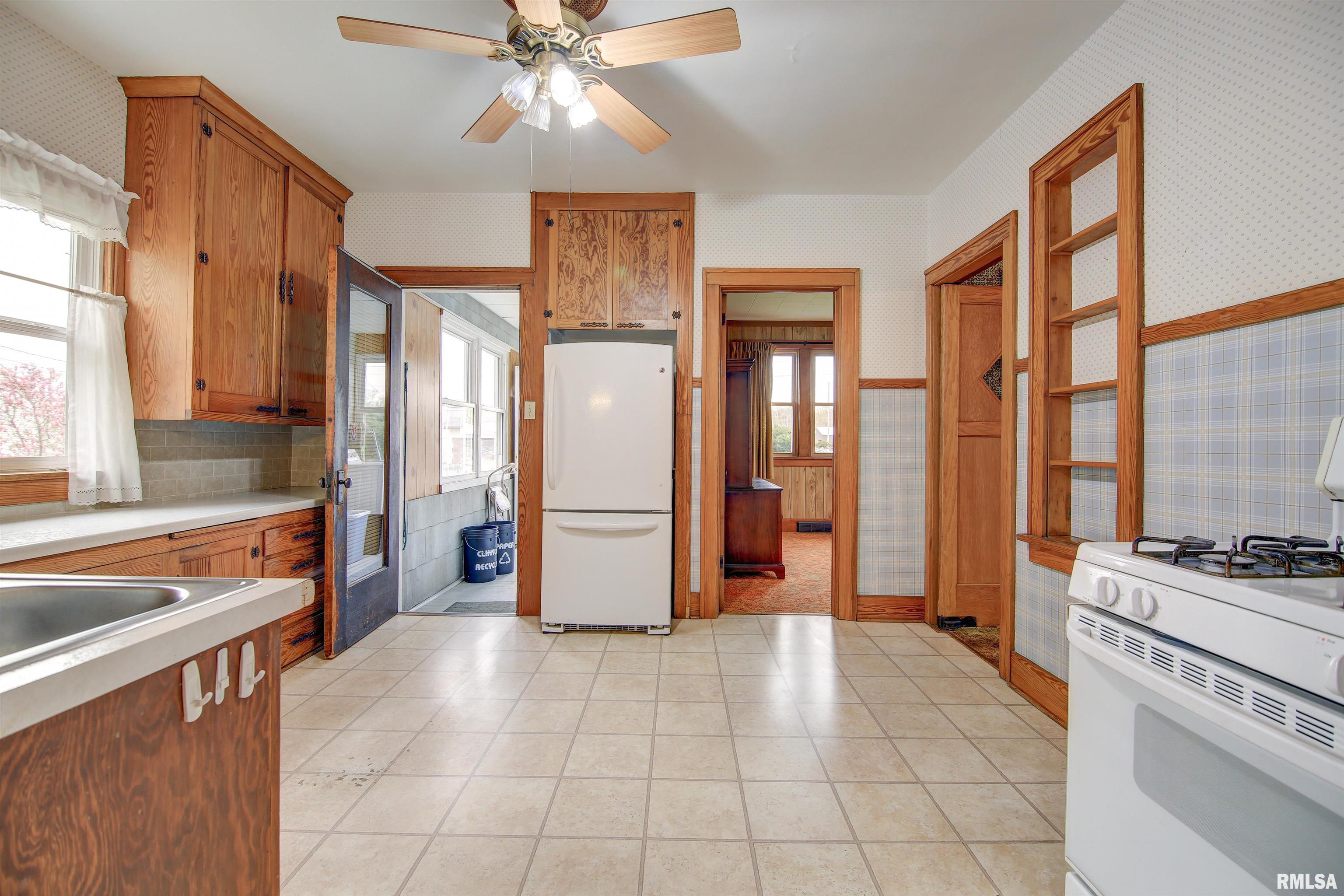 1503 Pershing Boulevard Clinton, IA 52732 - Photo 6 of 27 Gallery Image 6