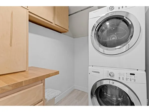 a view of entryway with washer and dryer