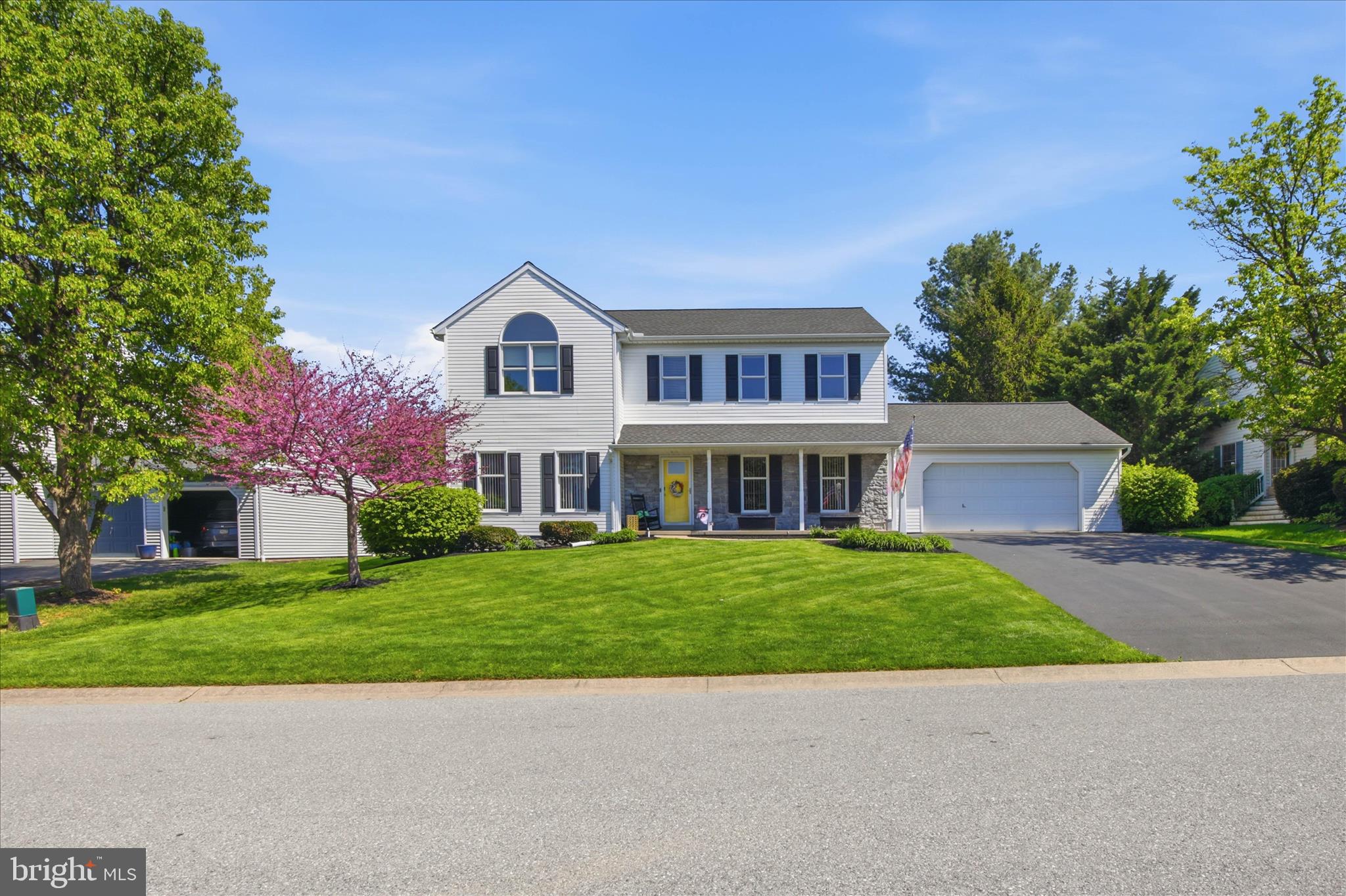 725 Oxford Road Lancaster, PA 17601 - Photo 1 of 46 a front view of a house with a garden and trees