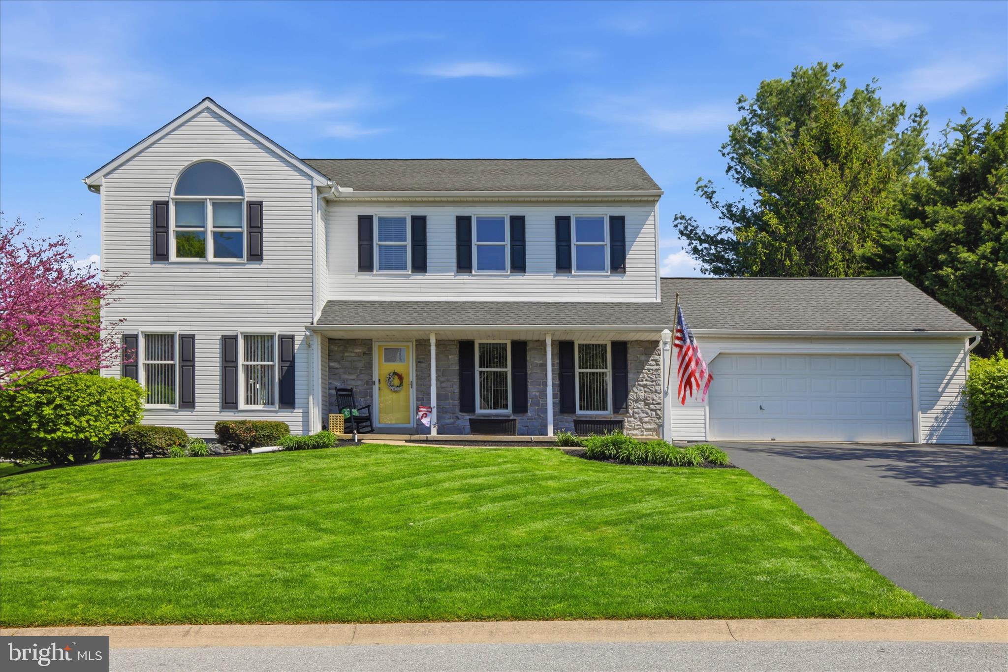 725 Oxford Road Lancaster, PA 17601 - Photo 2 of 46 a front view of a house with a yard and trees