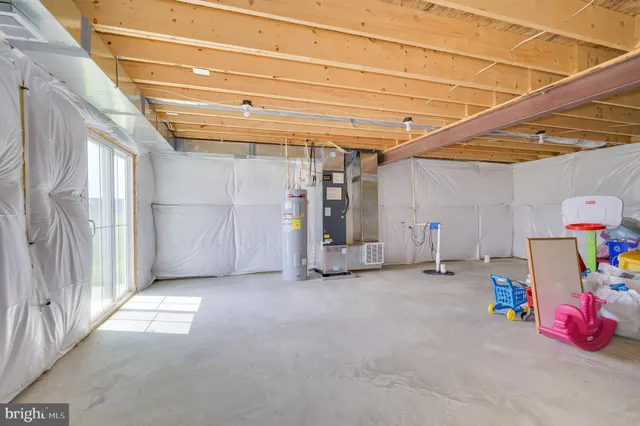 a view of an house with swimming pool and a yard