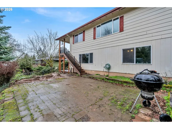a view of a house with backyard