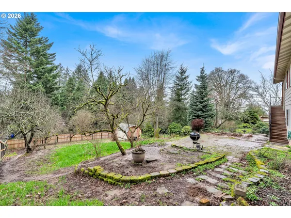 a view of a backyard