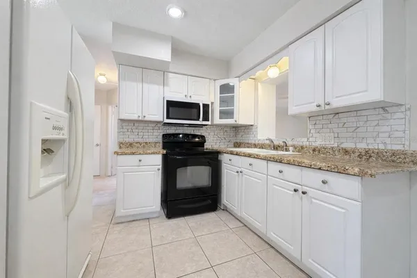 $2,750 | 7018 54th Avenue North, St. Petersburg, FL 33709