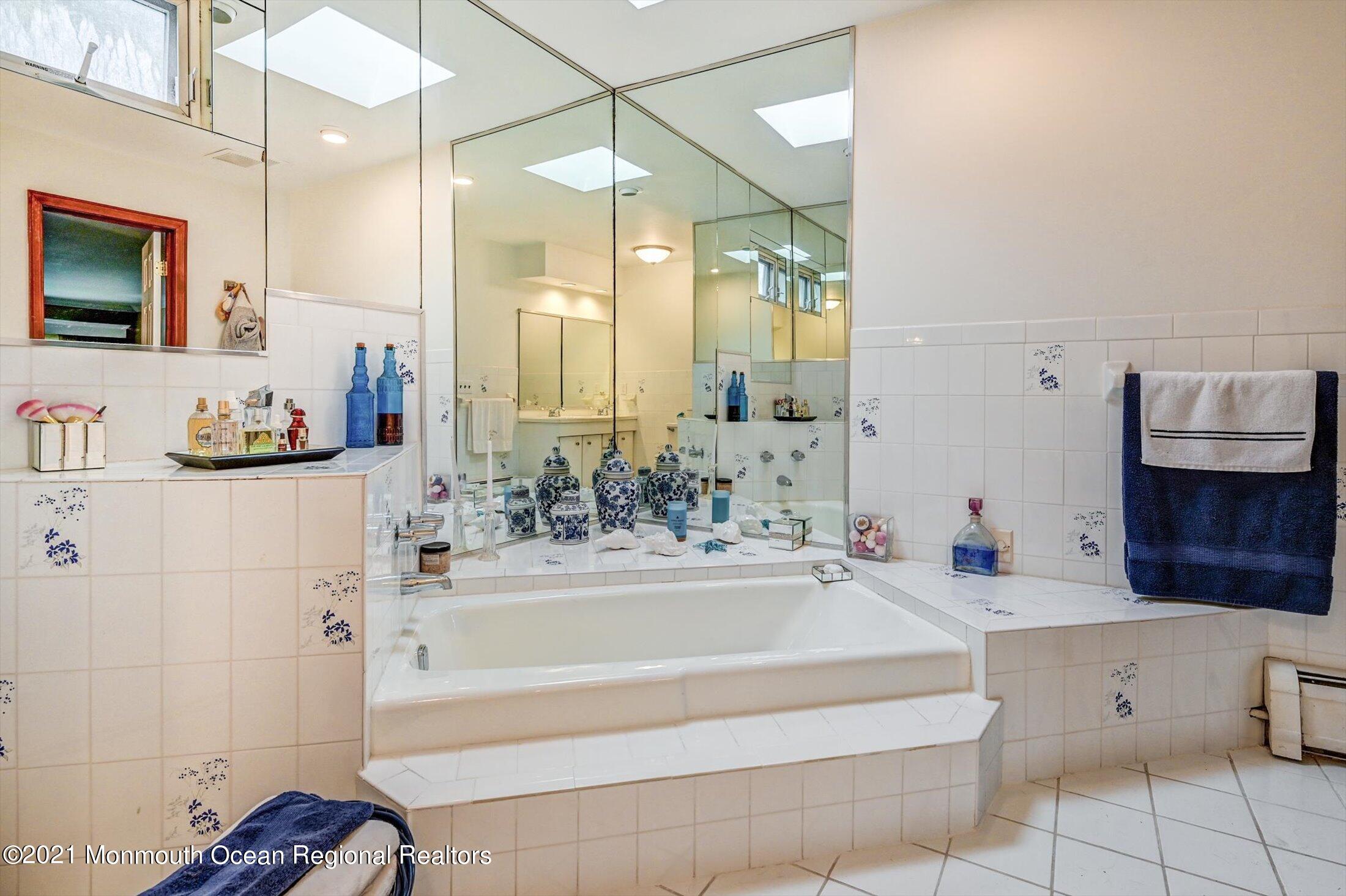 10 Shilling Road Manalapan, NJ 07726 - Photo 22 of 34 MASTER BATH