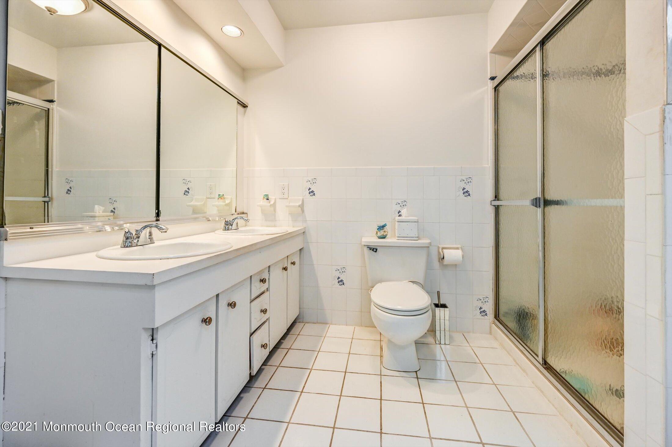 10 Shilling Road Manalapan, NJ 07726 - Photo 23 of 34 MASTER BATH
