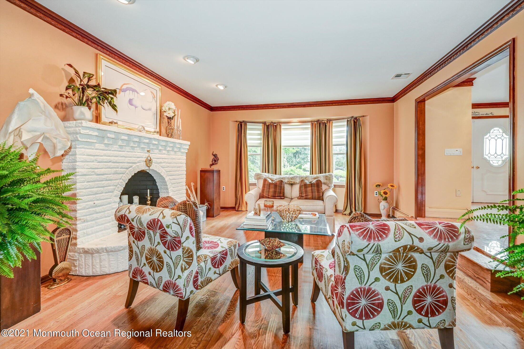 10 Shilling Road Manalapan, NJ 07726 - Photo 10 of 34 LIVING ROOM