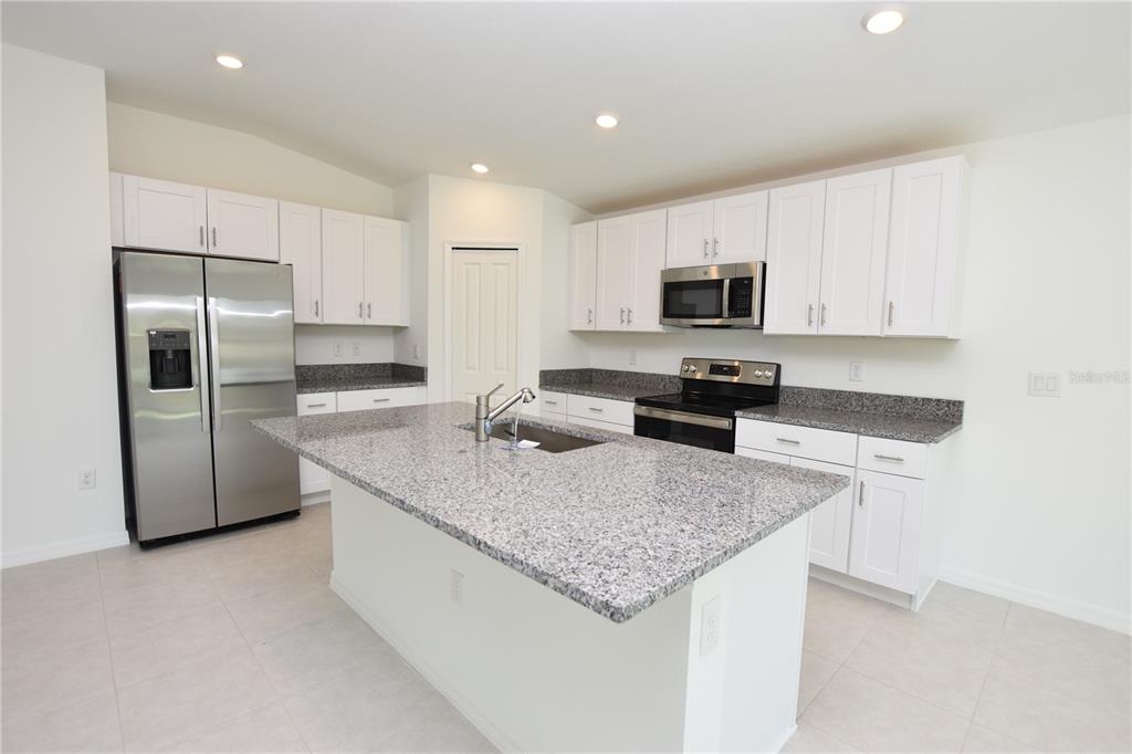 1940 Red Loop Lakeland, FL 33801 - Photo 3 of 35