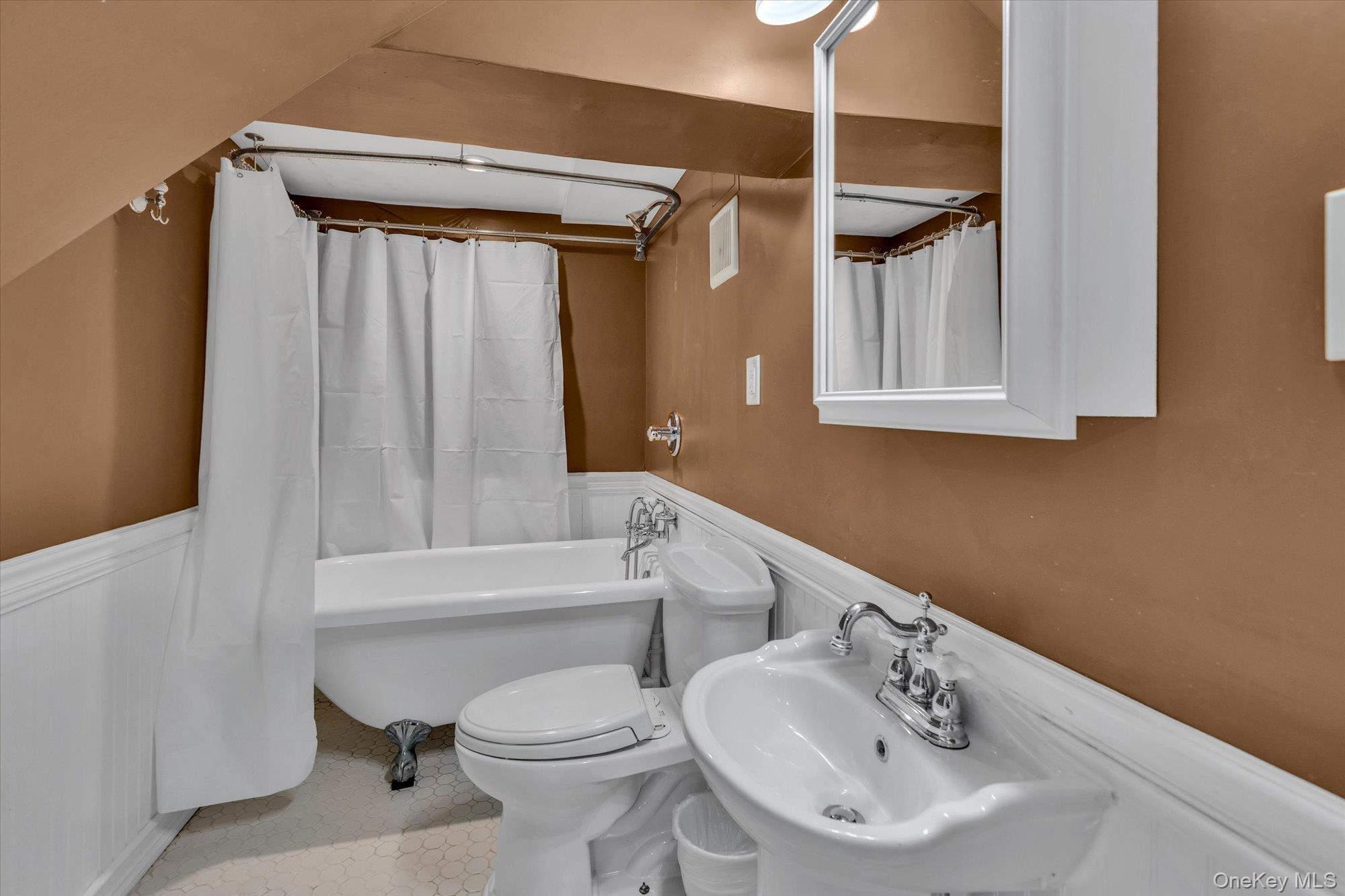 568 Plainview Road Plainview, NY 11803 - Photo 19 of 29