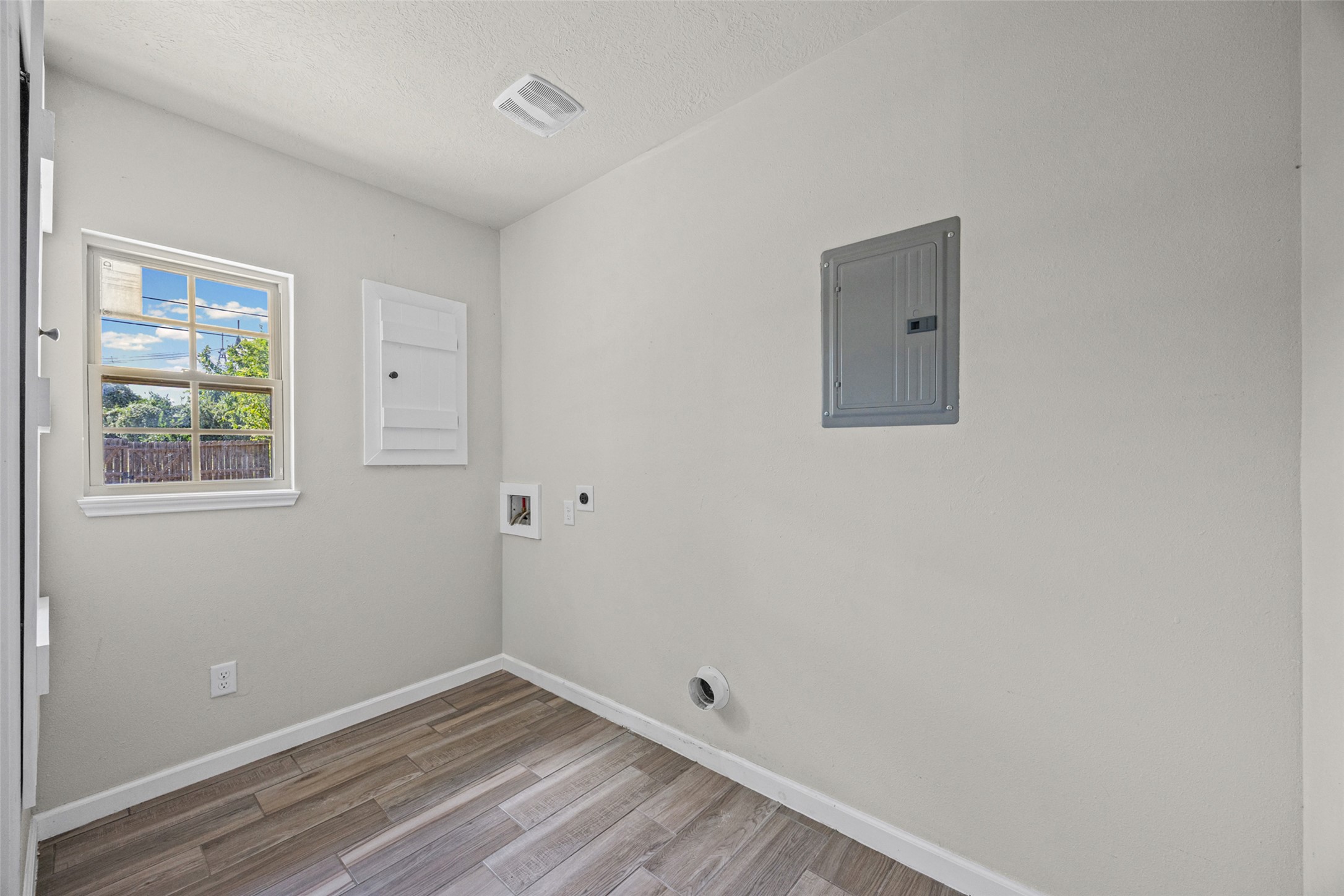1531 Lahn Road New Braunfels, TX 78130 - Photo 20 of 33 Functional utility space features wood-look flooring and a bright window with neighborhood views.