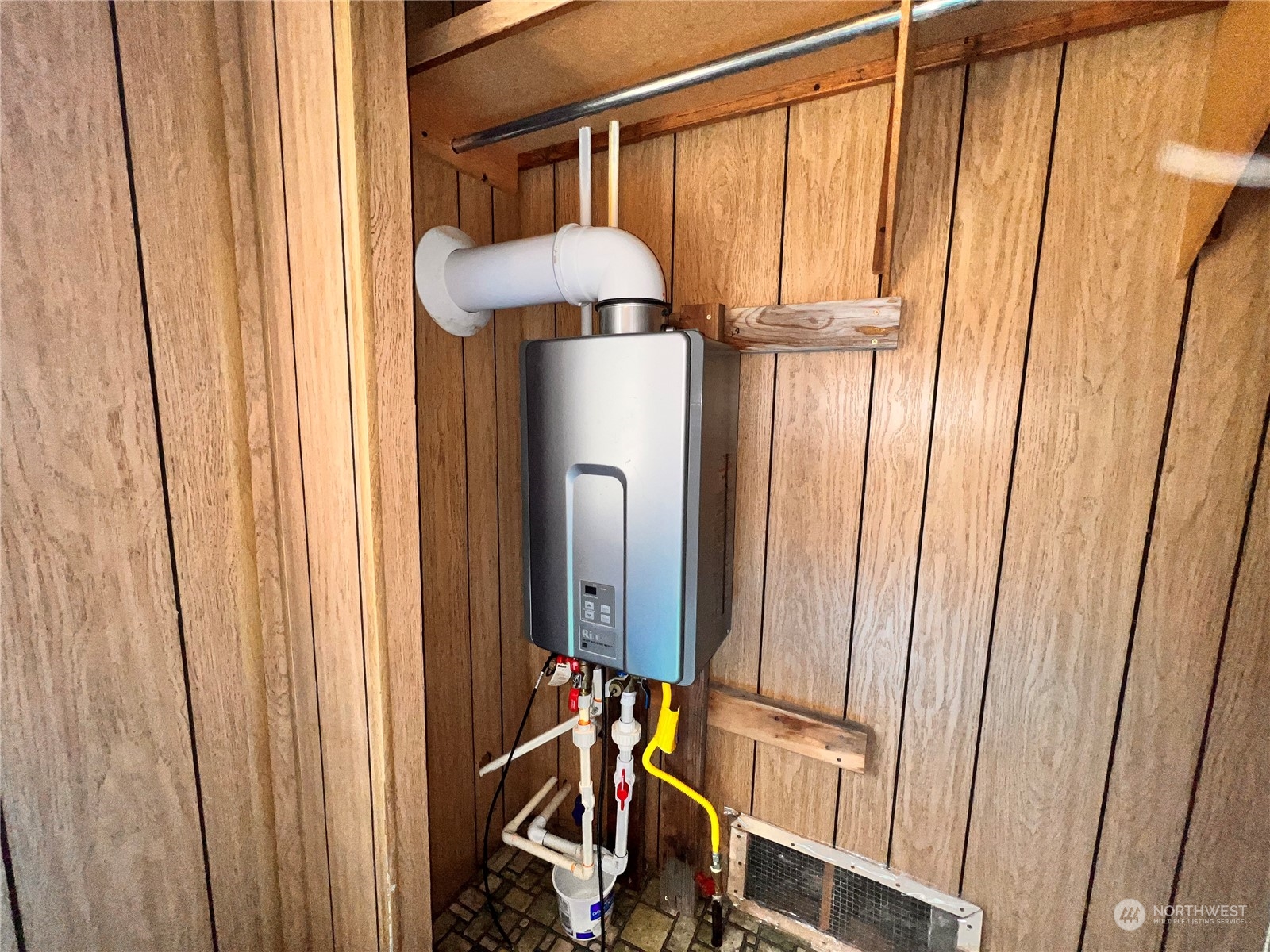 44 Vista Drive Republic, WA 99166 - Photo 13 of 28 a view of a closet