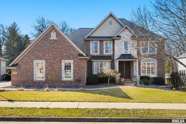 $750,000 | 6531 North Greenwich Place, Peoria, IL 61615