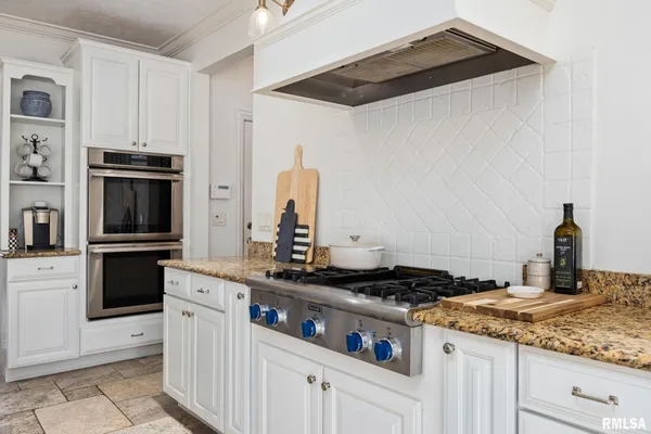 $750,000 | 6531 North Greenwich Place, Peoria, IL 61615