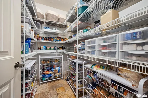 $750,000 | 6531 North Greenwich Place, Peoria, IL 61615