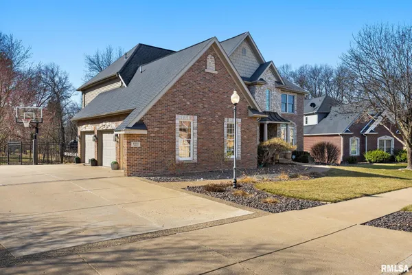 $750,000 | 6531 North Greenwich Place, Peoria, IL 61615