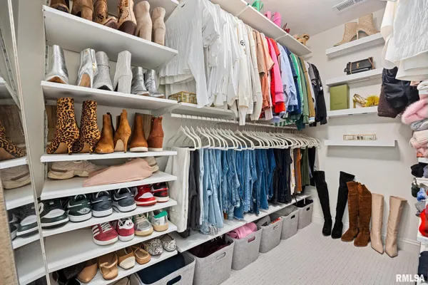 $750,000 | 6531 North Greenwich Place, Peoria, IL 61615