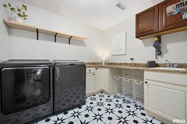 $750,000 | 6531 North Greenwich Place, Peoria, IL 61615