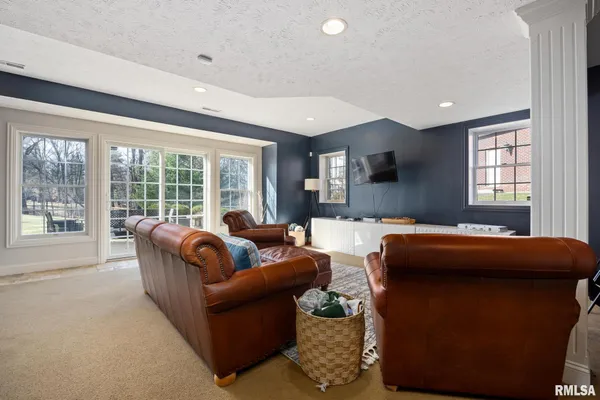 $750,000 | 6531 North Greenwich Place, Peoria, IL 61615