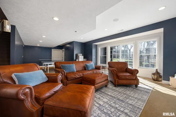 $750,000 | 6531 North Greenwich Place, Peoria, IL 61615