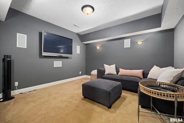 $750,000 | 6531 North Greenwich Place, Peoria, IL 61615