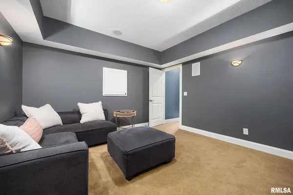 $750,000 | 6531 North Greenwich Place, Peoria, IL 61615