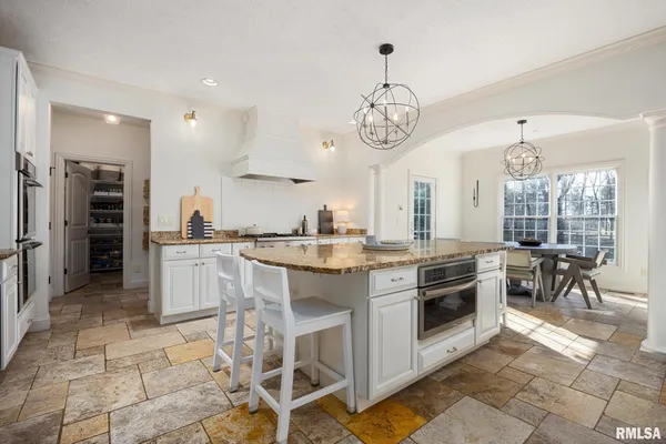 $750,000 | 6531 North Greenwich Place, Peoria, IL 61615