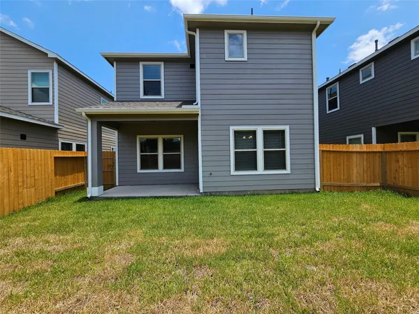 a view of a house with backyard