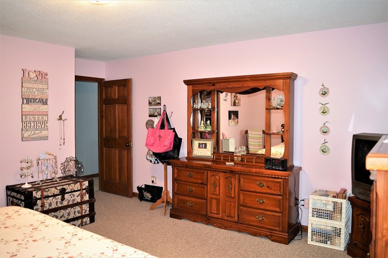 505 W Road Morrison, TN 37357 - Photo 22 of 44 a bed room with a bed and dresser