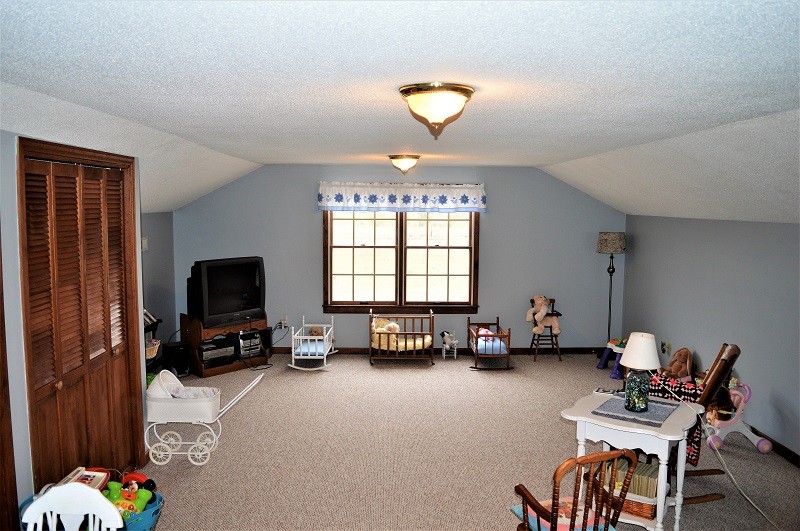 505 W Road Morrison, TN 37357 - Photo 28 of 44 a living room with furniture and a flat screen tv