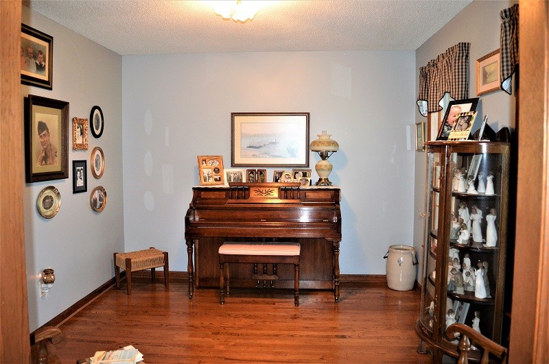 505 W Road Morrison, TN 37357 - Photo 7 of 44 a room with furniture and wooden floor
