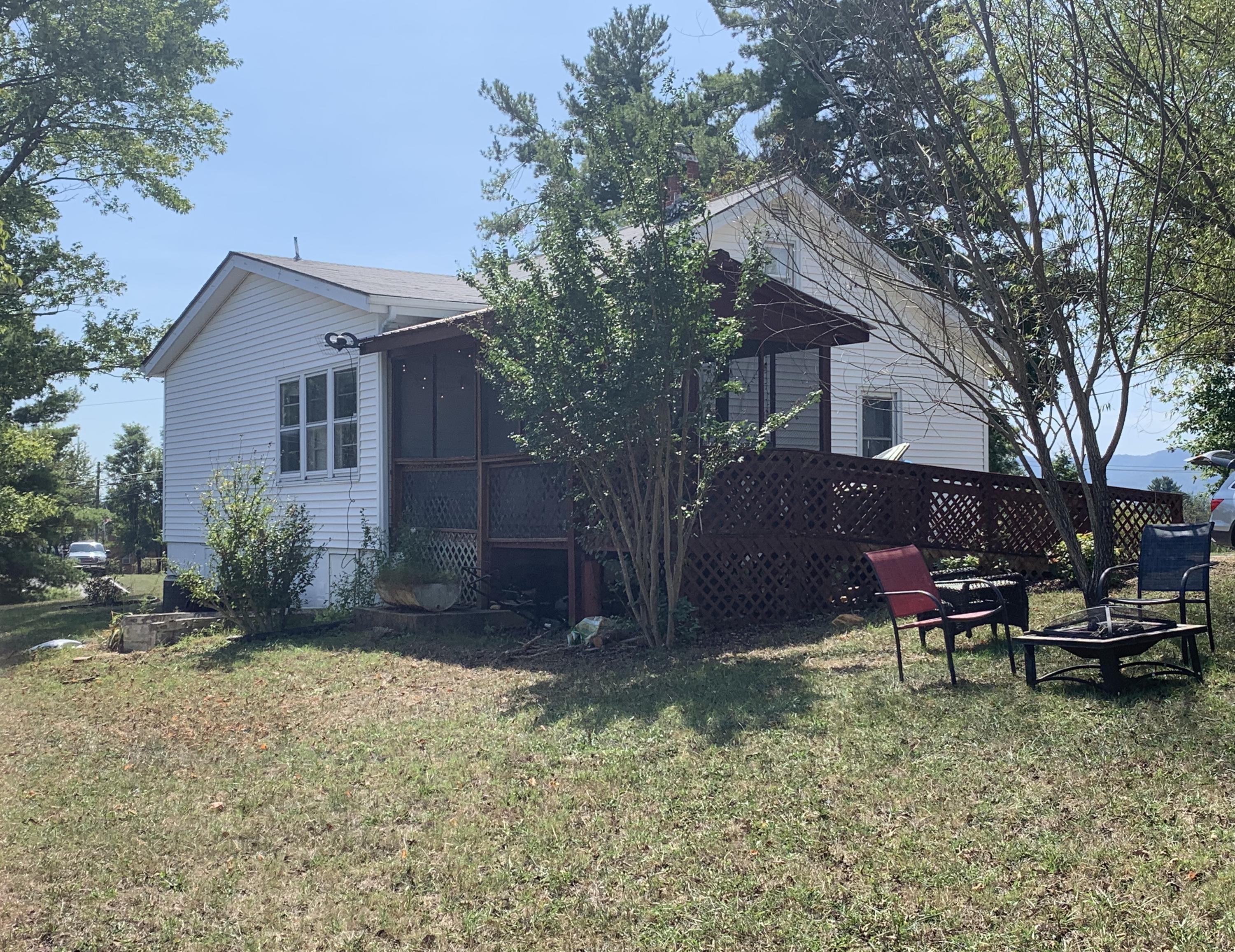 701 North Mill Road Salem, VA 24153 - Photo 29 of 32 Large screened-in porch on back