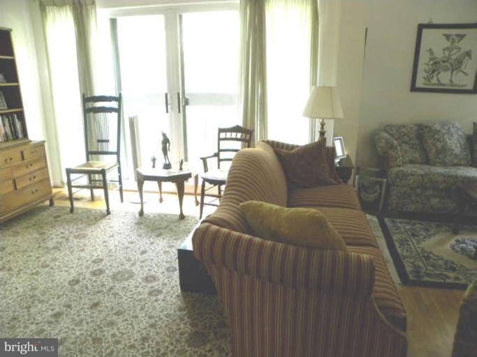 11187 Saffold Way Reston, VA 20190 - Photo 4 of 28 Living Room