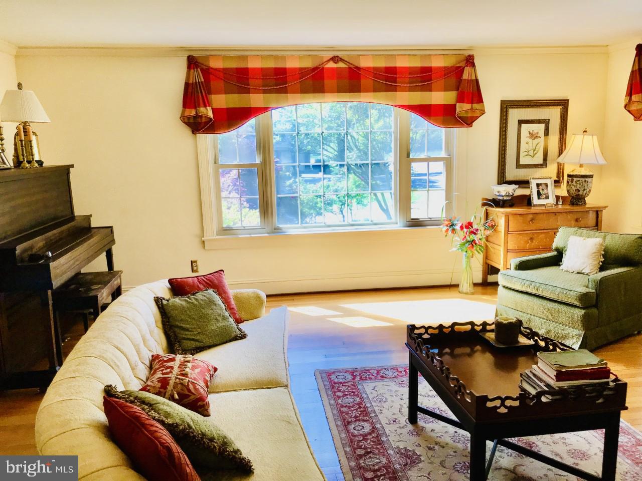 Living Room is 18'x18'
