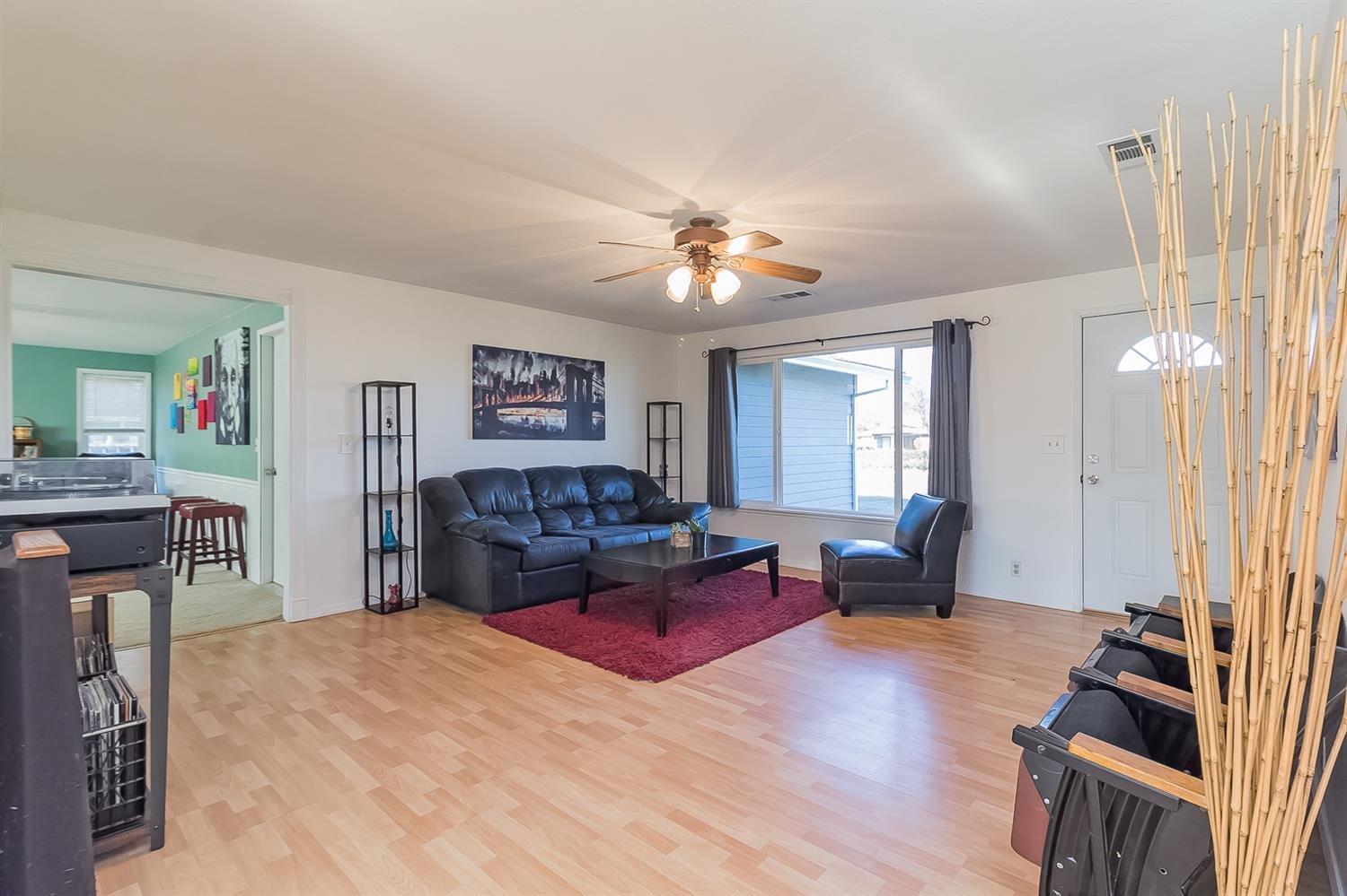 2800 Delta Waters Road Medford, OR 97504 - Photo 3 of 22 Living room