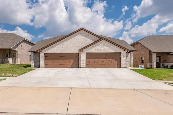 $1,975 | 714 Rolling Terrace Circle, Granbury, TX 76049