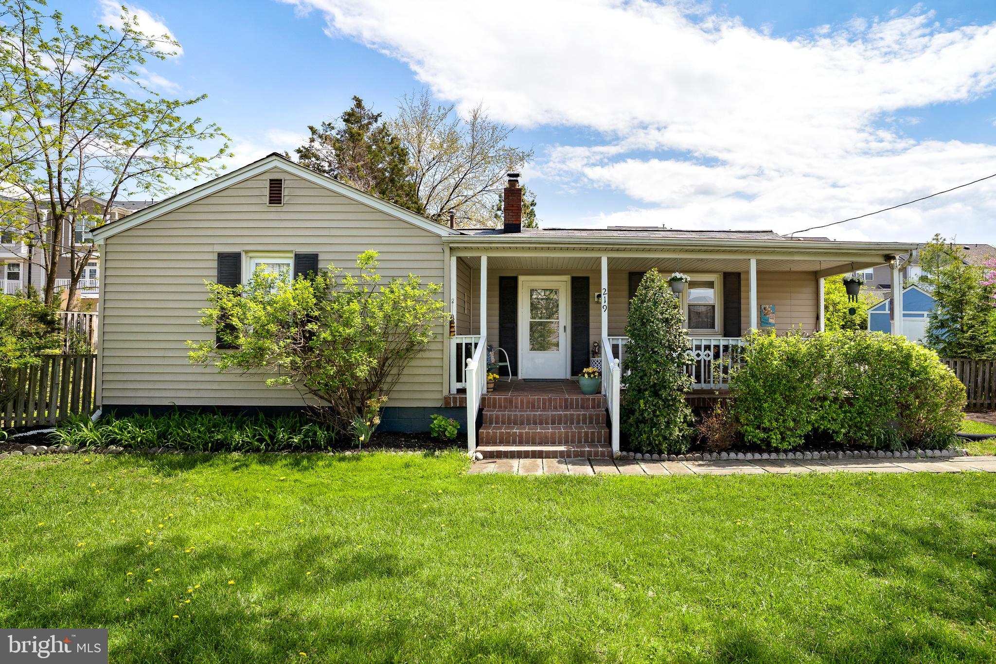 219 Oakgrove Road Sterling, VA 20166 - Photo 5 of 27 Gallery Image 5