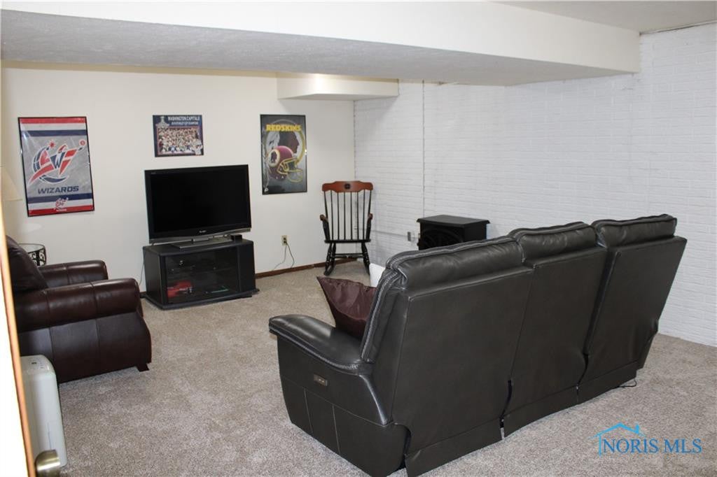 32 Abbey Road Perrysburg, OH 43551 - Photo 1 of 4 Gallery Image 1