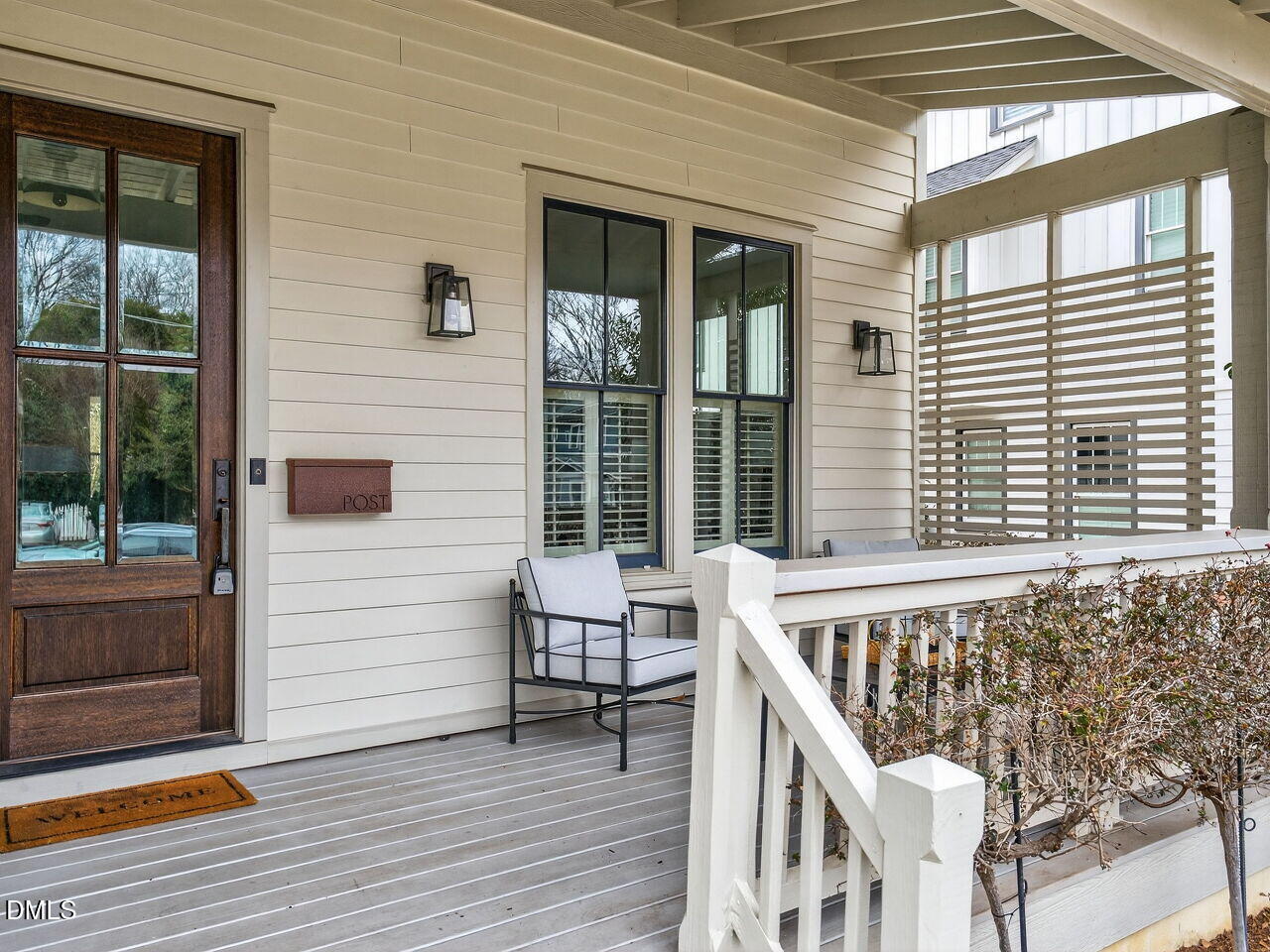 004-1280x960-front-porch