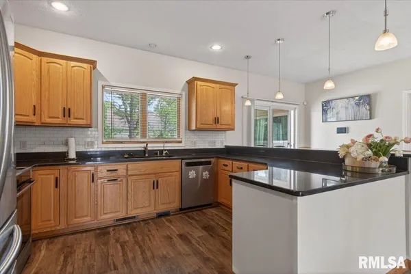 $475,000 | 217 Huntington Drive, Auburn, IL 62615