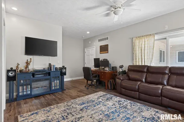 $475,000 | 217 Huntington Drive, Auburn, IL 62615