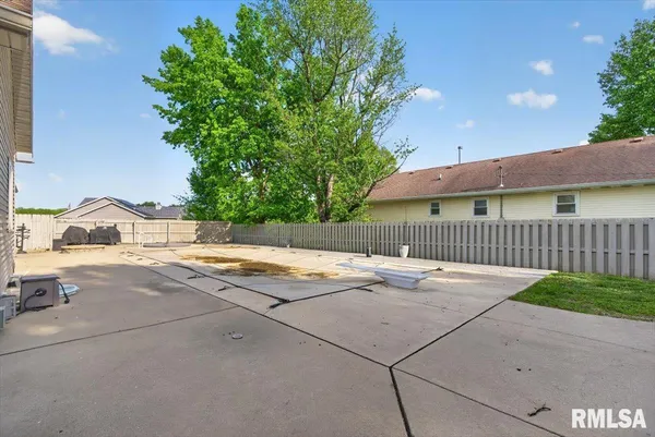 $475,000 | 217 Huntington Drive, Auburn, IL 62615