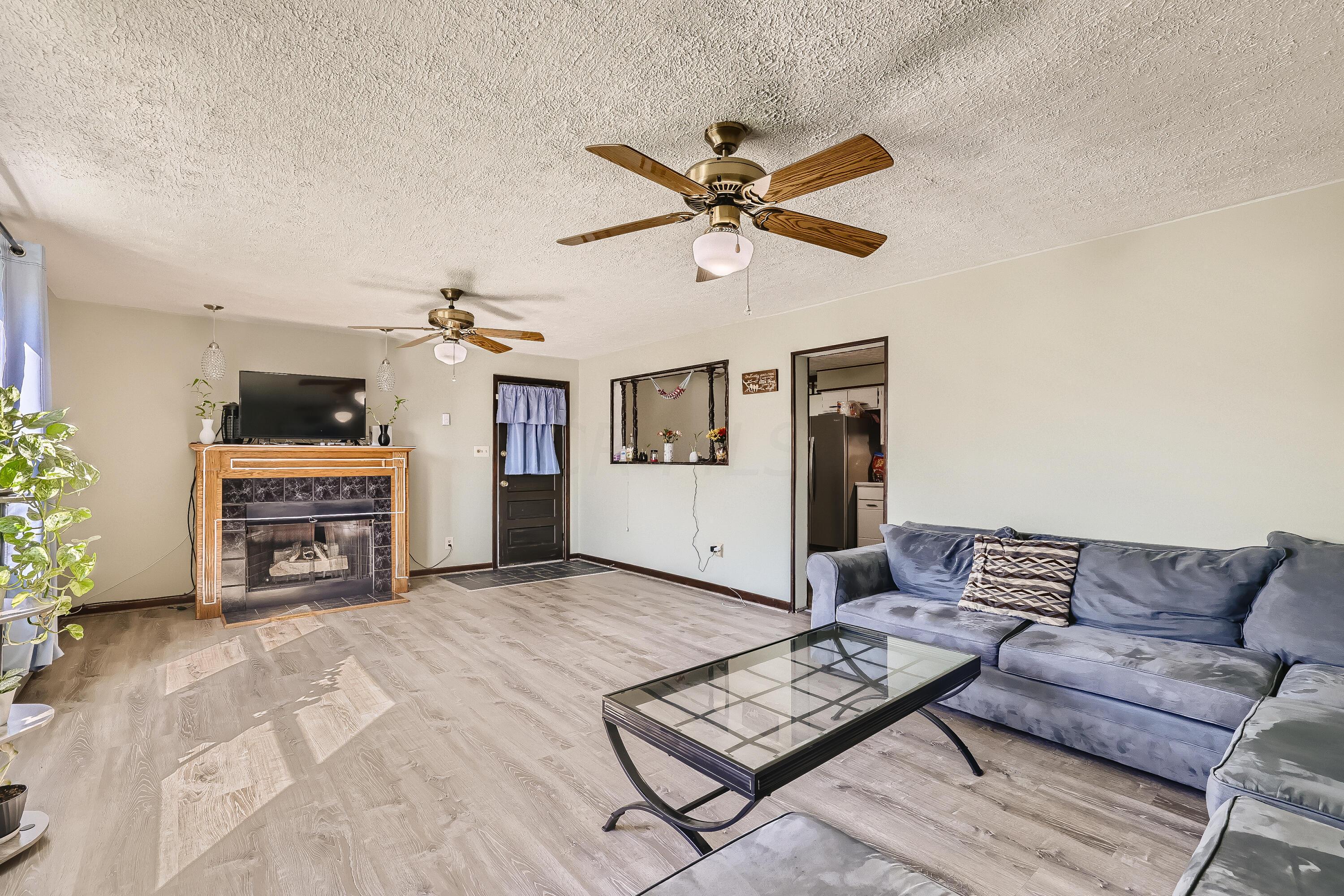 1851 Fleming Road Columbus, OH 43232 - Photo 6 of 27 08 Living Room