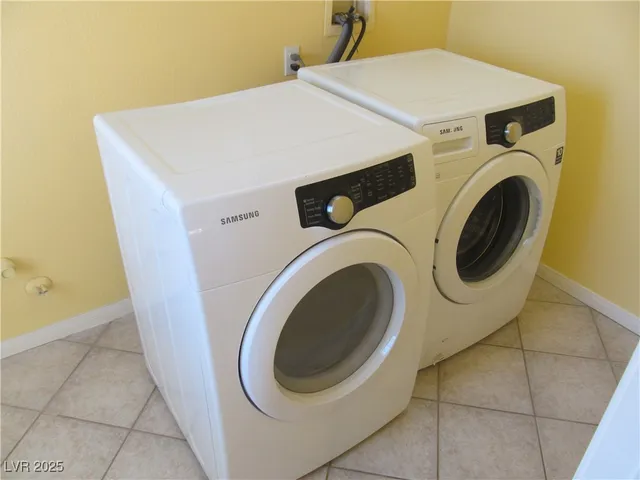 $2,050 | 9572 Sunshade Court, Las Vegas, NV 89147