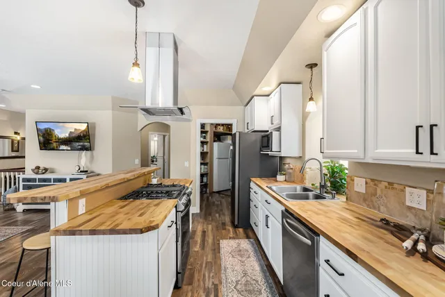 $998,000 | 162 Cedar View Estates Road, Blanchard, ID 83804