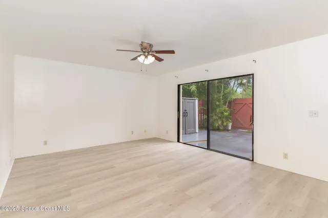 a view of empty room with a ceiling fan