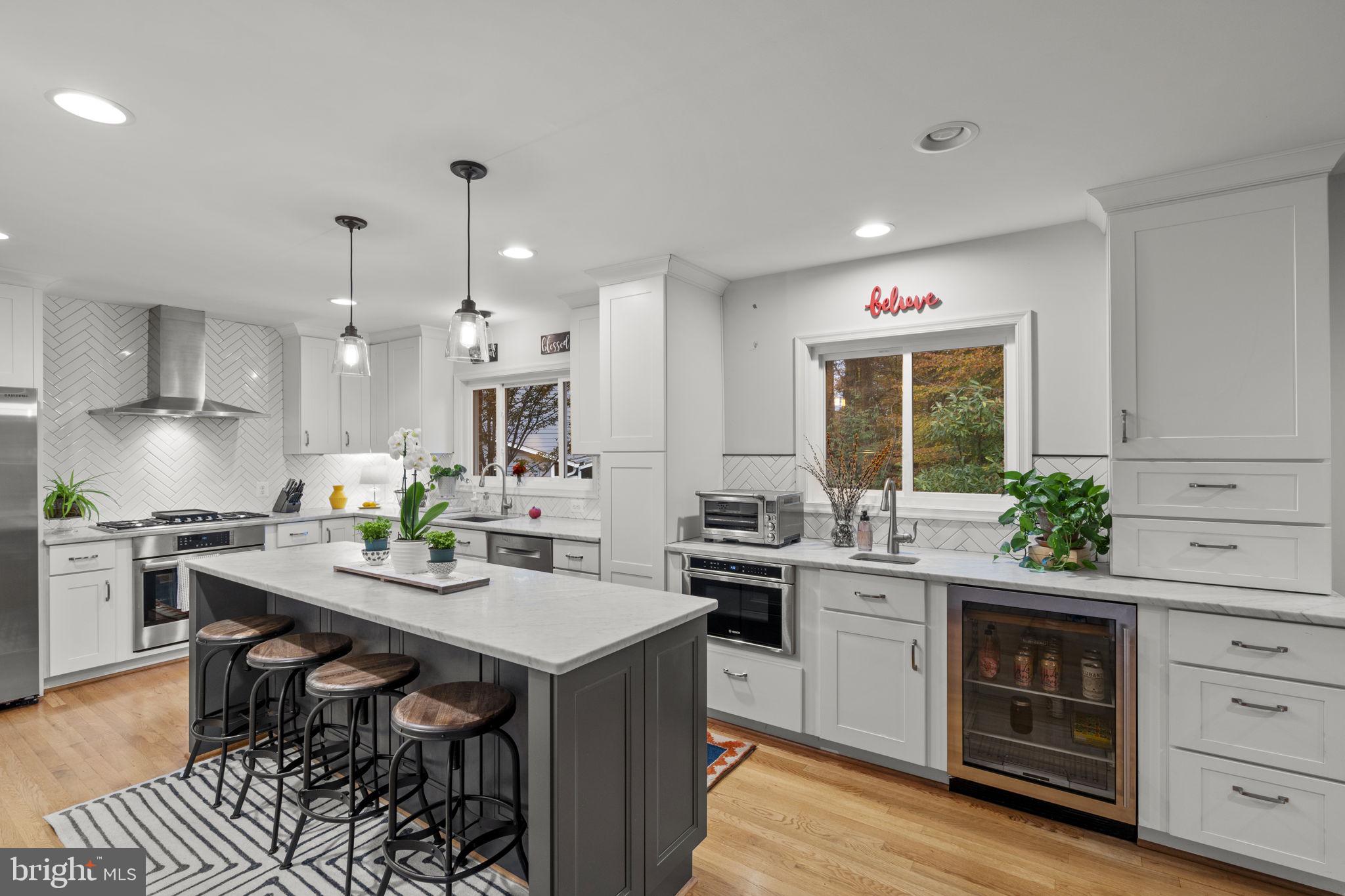 8600 Victoria Road Springfield, VA 22151 - Photo 4 of 15 6 burner cooktop and large island with seating